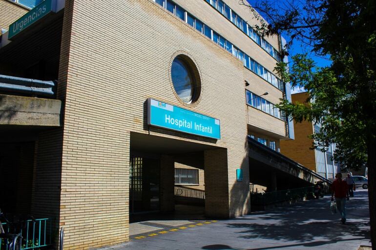 Puerta del Hospital Infantil en el Paseo de Isabel la Católica