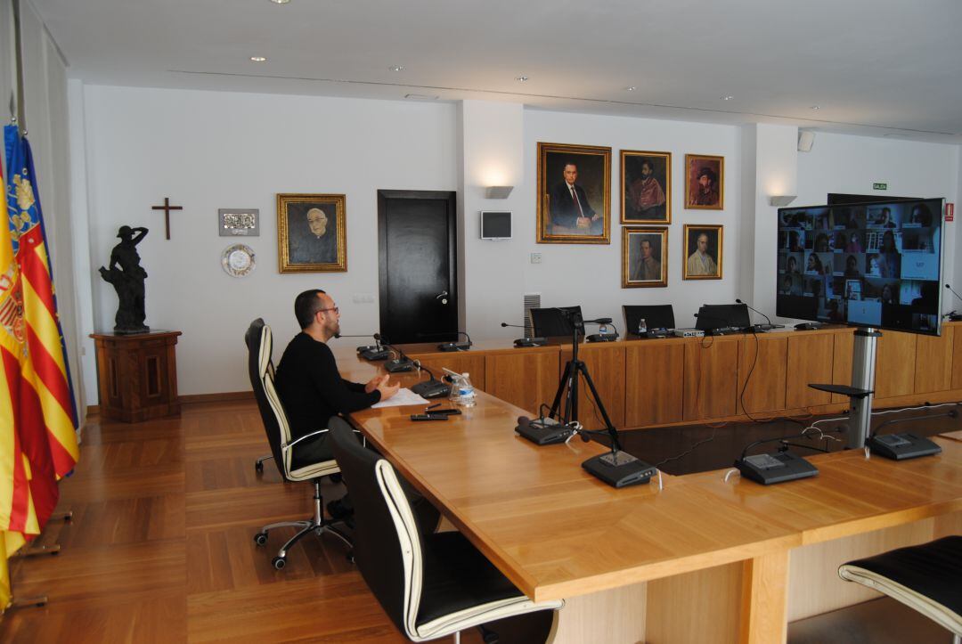 Reunión del alcalde José Benlloch con los directores de los centros educativos de Vila-real