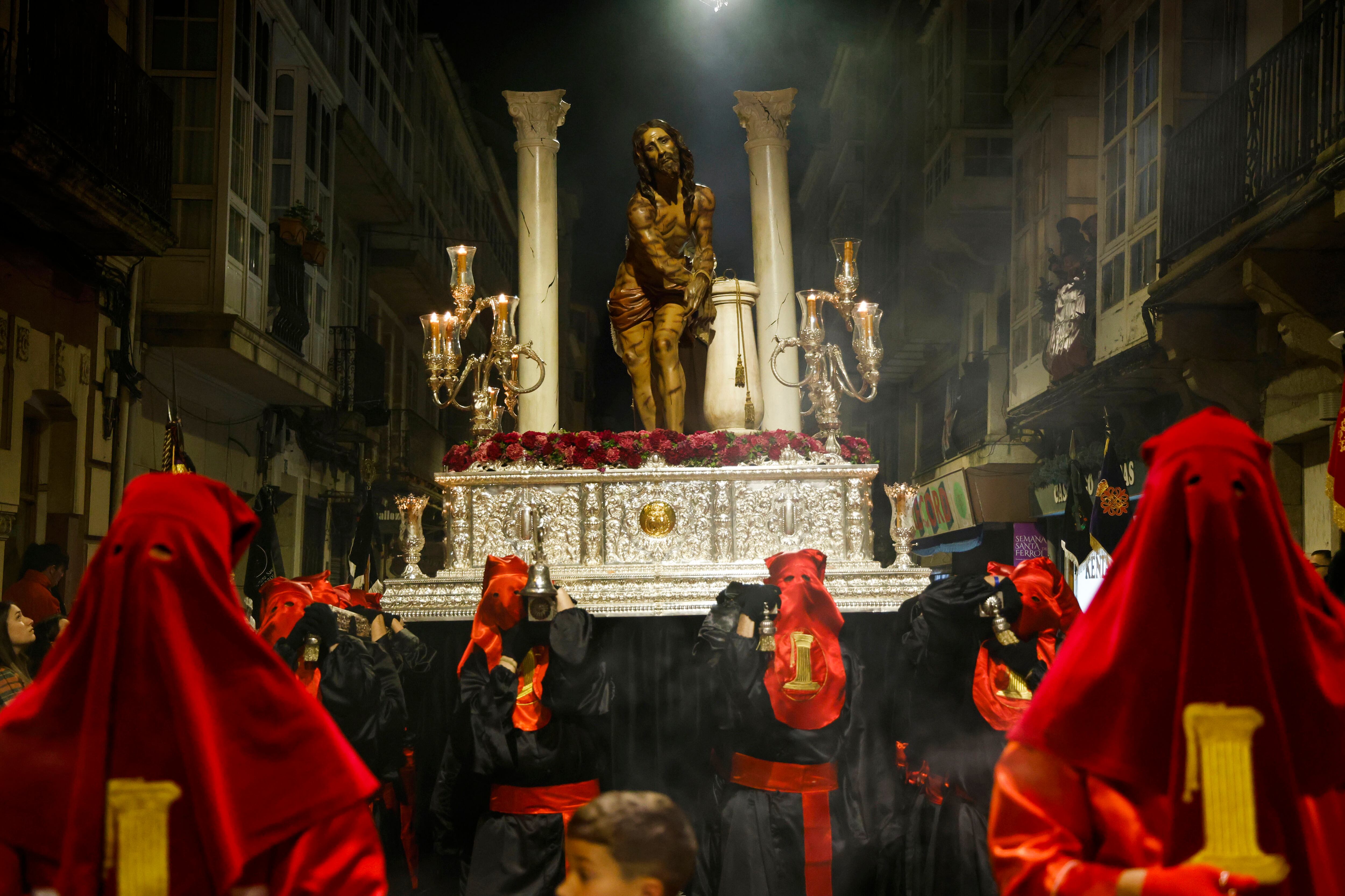 Imagen de la procesión de Jesús de la Columna y la Santísima Virgen de la Esperanza, de la cofradía de Dolores, celebrada este pasado martes (foto: Kiko Delgado / EFE)