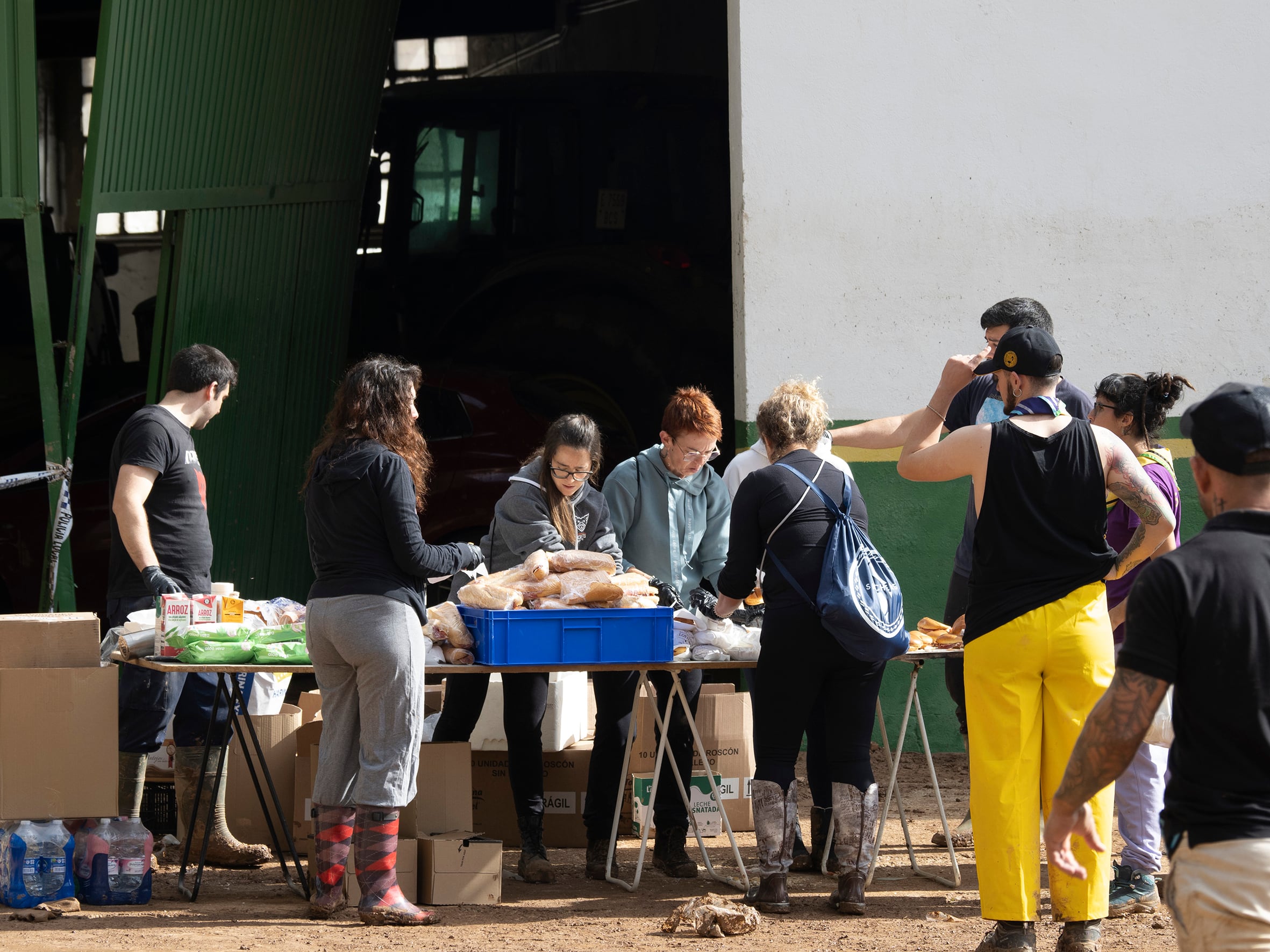 UTIEL, 01/11/2024.- Vecinos de Utiel preparan bocadillos para los voluntarios que colaboran en la limpeza de calles afectadas en esta localidad valenciana, este viernes. Las víctimas mortales en la provincia de Valencia a causa de la devastadora dana ha aumentado este viernes hasta las 205, según el último recuento facilitado por el Centro de Emergencias de la Generalitat Valenciana. EFE/Álvaro del Olmo
