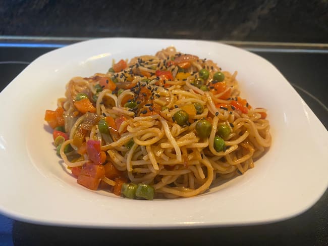 Fideos chinos con verduras.
