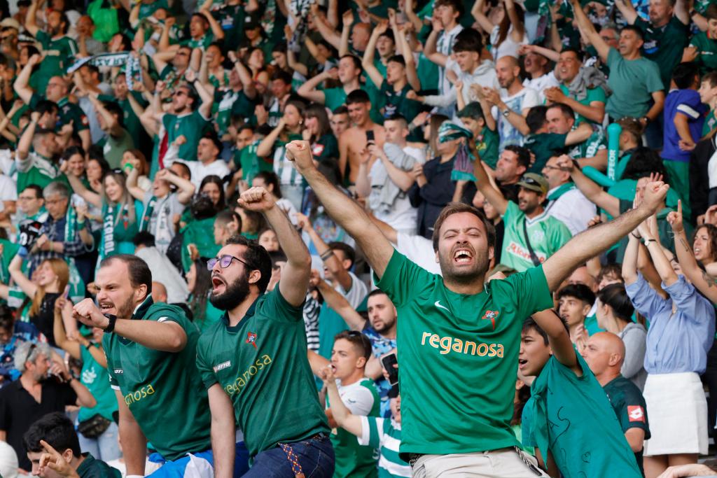 Aficionados del Racing durante la celebración en el estadio de A Malata del ascenso a Segunda División (foto: Kiko Delgado / EFE)