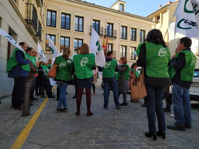 Representantes de CSIF durante una concentración a las puertas de la delegación territorial de la Junta