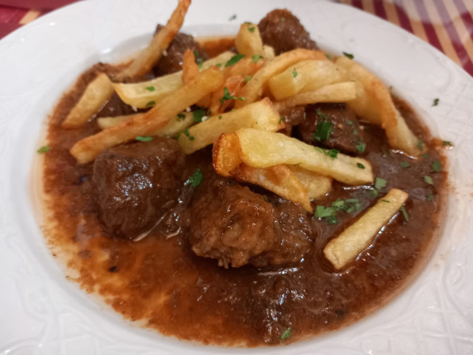 Carrillada en salsa con patatas