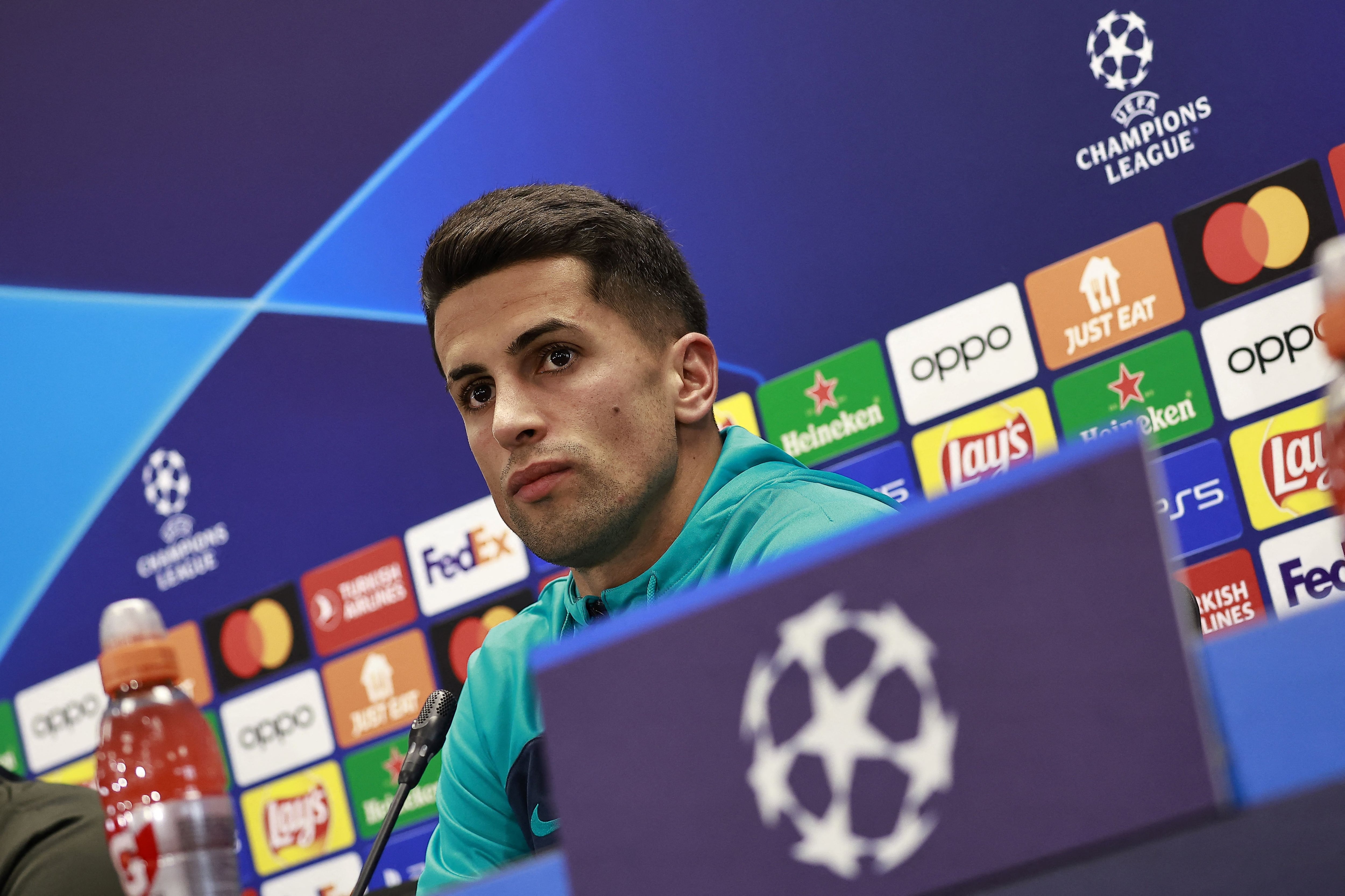 Joao Cancelo, en la rueda de prensa previa al partido entre el Oporto y el FC Barcelona. (Photo by JOSE JORDAN / AFP) (Photo by JOSE JORDAN/AFP via Getty Images)