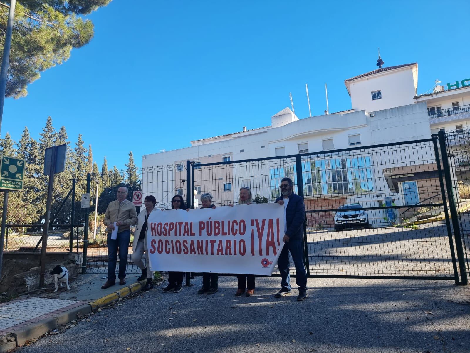 Componentes de la Plataforma por una Sanidad Pública y de Calidad de la Serranía en el antiguo hospital comarcal