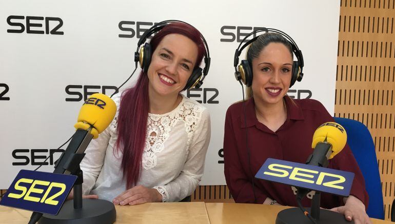 Anna Gil Wittke acompañada de María Iborra, alumna del Máster de Sexología y Terapia de Pareja.