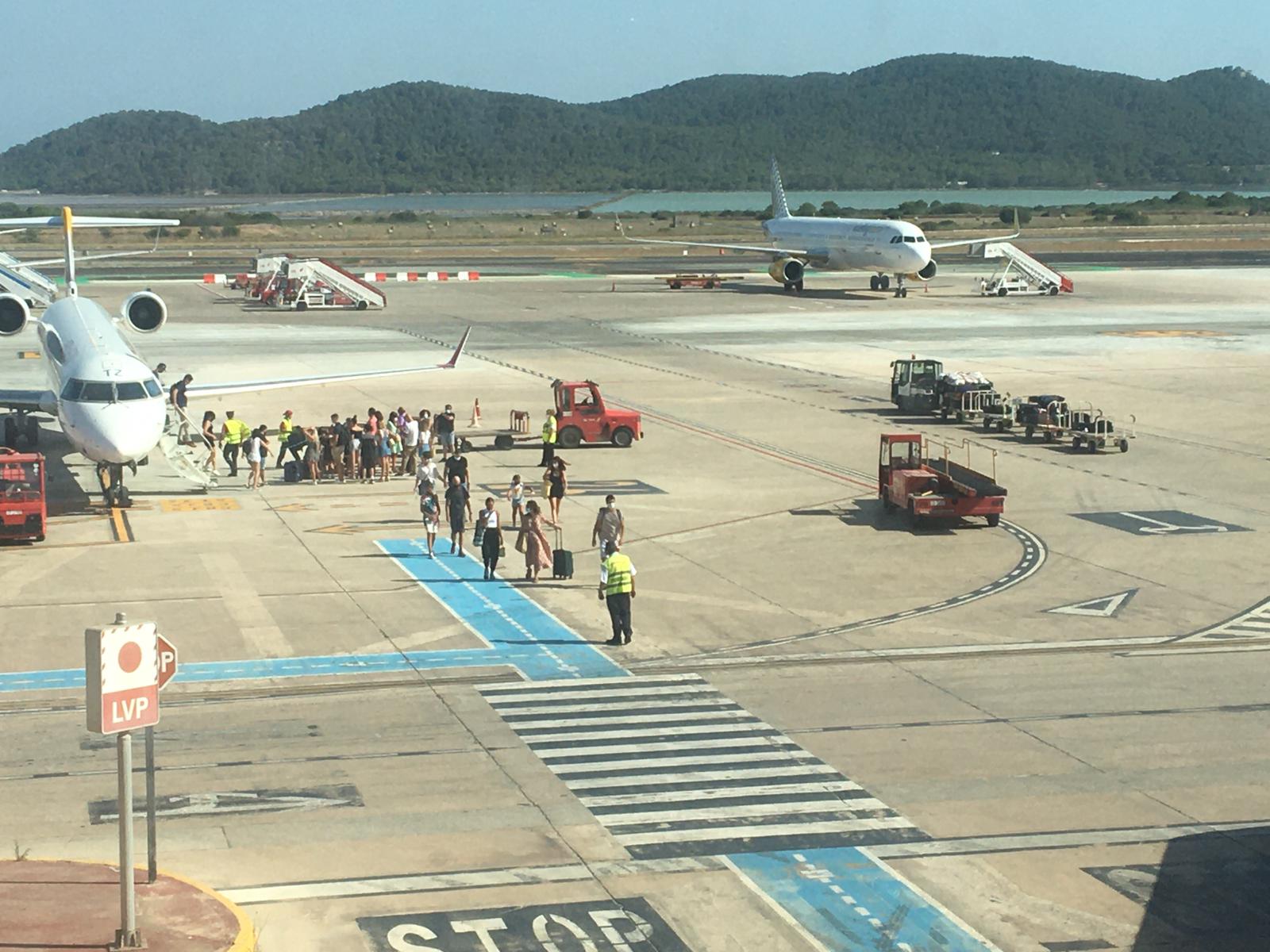 Imagen de archivo del desembarco de pasajeros en el aeropuerto de Ibiza