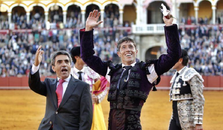 El torero Manuel Escribano junto al ganadero Victorino Martín dando la vuelta al ruedo en la Real Maestranza