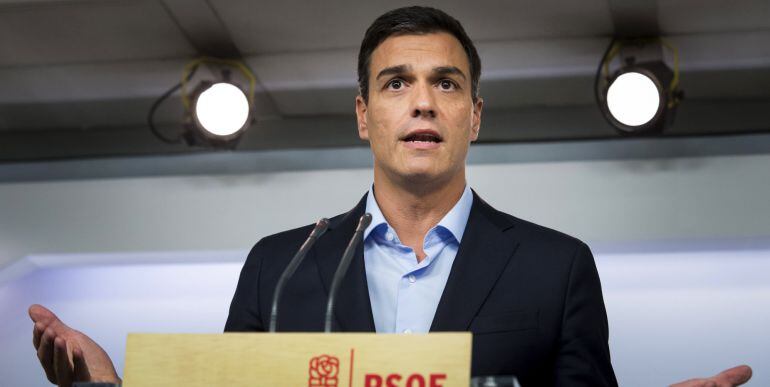 El líder del PSOE, Pedro Sánchez, durante su comparecencia ante los medios en la sede de la madrileña calle de Ferraz