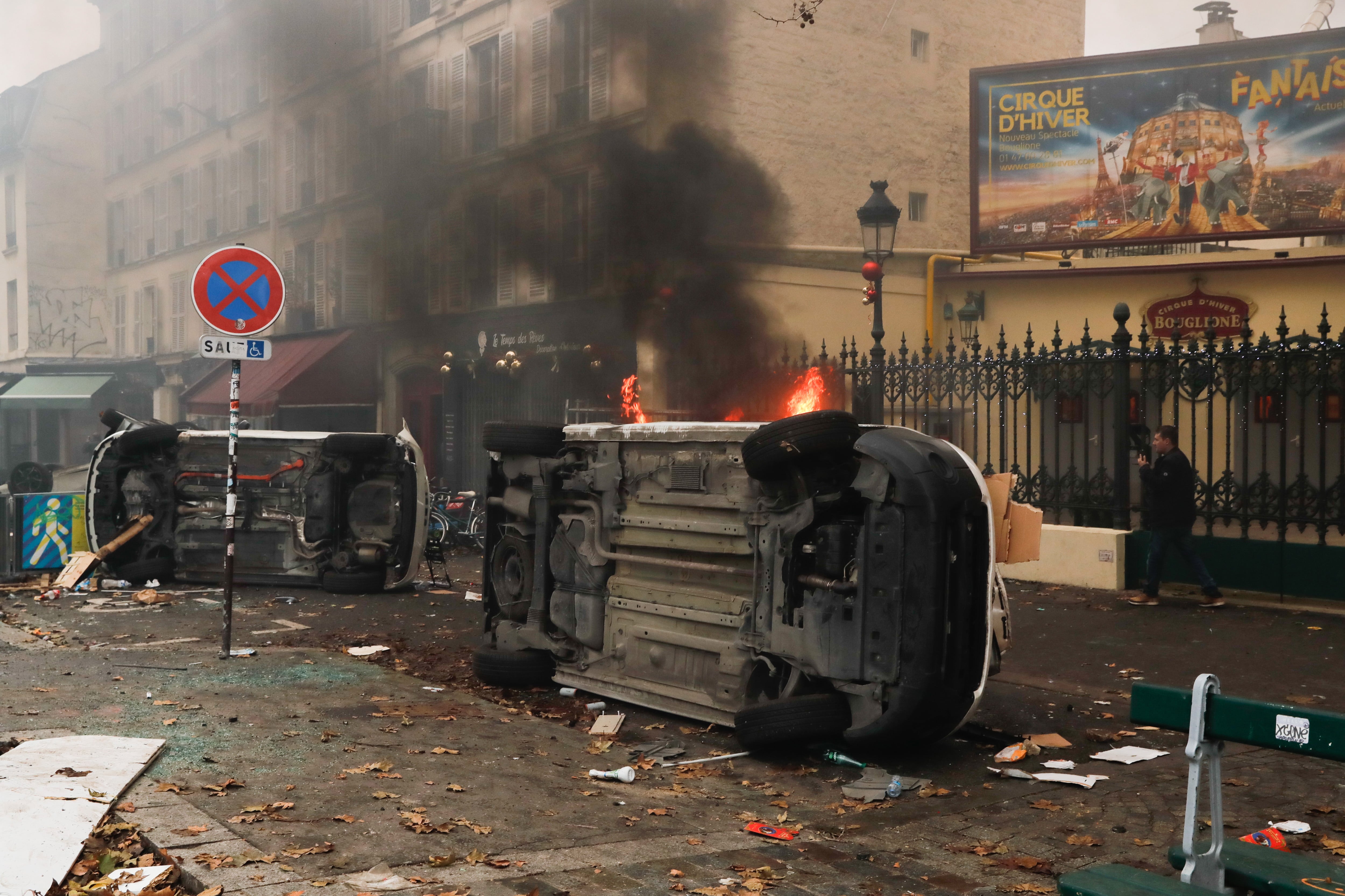 Disturbios al término de la manifestación de kurdos en París tras el tiroteo mortal.