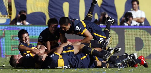 Los jugadores de Boca se tiran al suelo para celebrar un gol