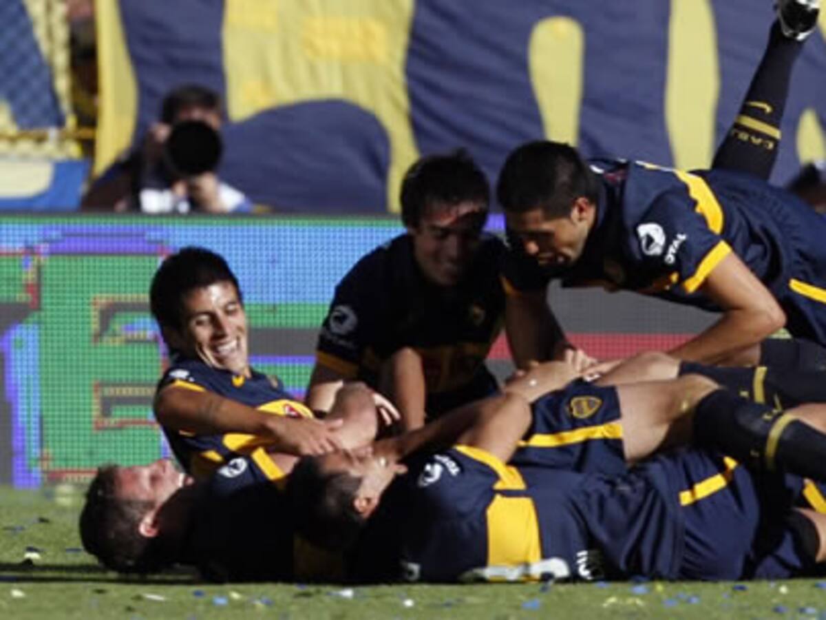 Los jugadores de Boca se tiran al suelo para celebrar un gol