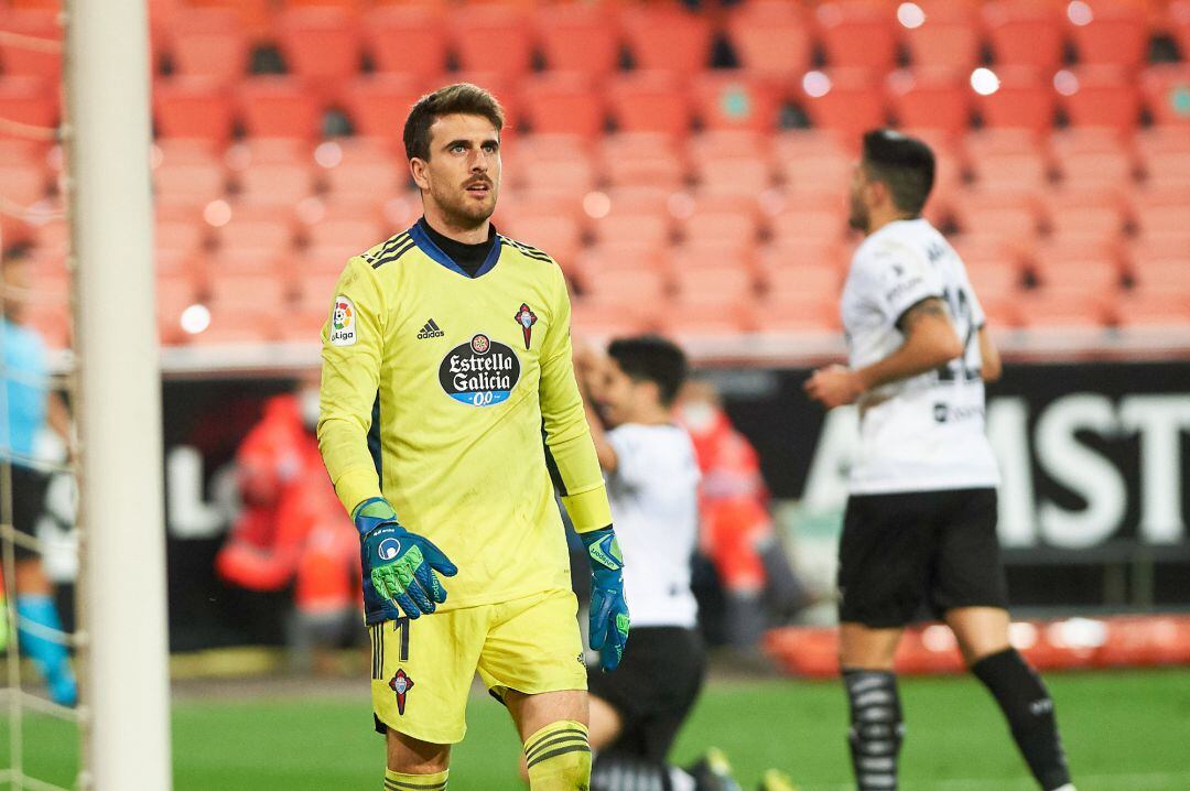 Iván Villar se lamenta del gol del Valencia.