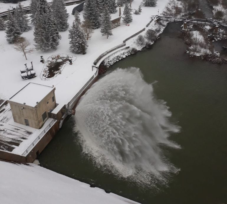 Suelta de agua en Aguilar el pasado mes de febrero