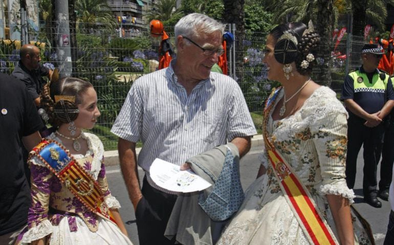 El alcalde de Valencia, Joan Ribó, junto a las Falleras Mayores de Valencia, Estafania López (d) y María Donderis, en la plaza de Los Luceros para asistir a la quinta mascletà de las Hogueras.