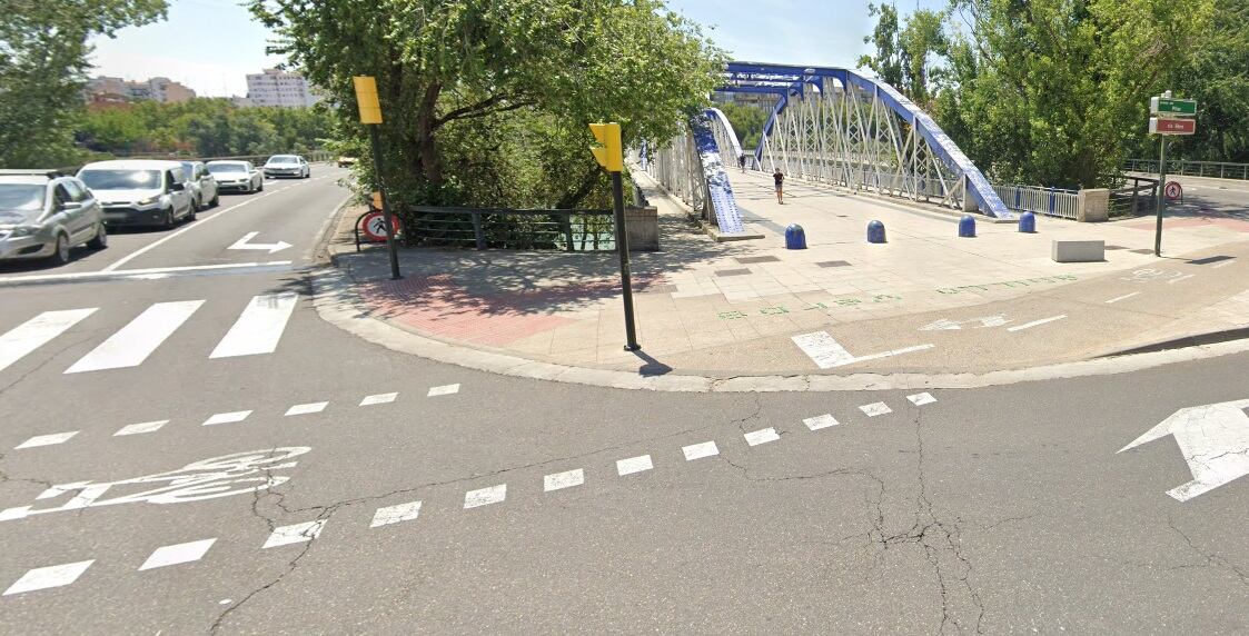 Intersección entre el Paseo de la Ribera y el Puente de Hierro de Zaragoza