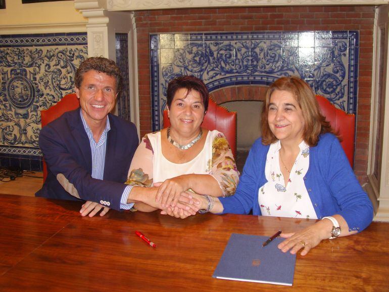 La alcaldesa de Segovia, Clara Luquero, acompañada por el concejal de Servicios Sociales, Andrés Torquemada, y la directora de Cáritas Diocesana, Rosario Díaz