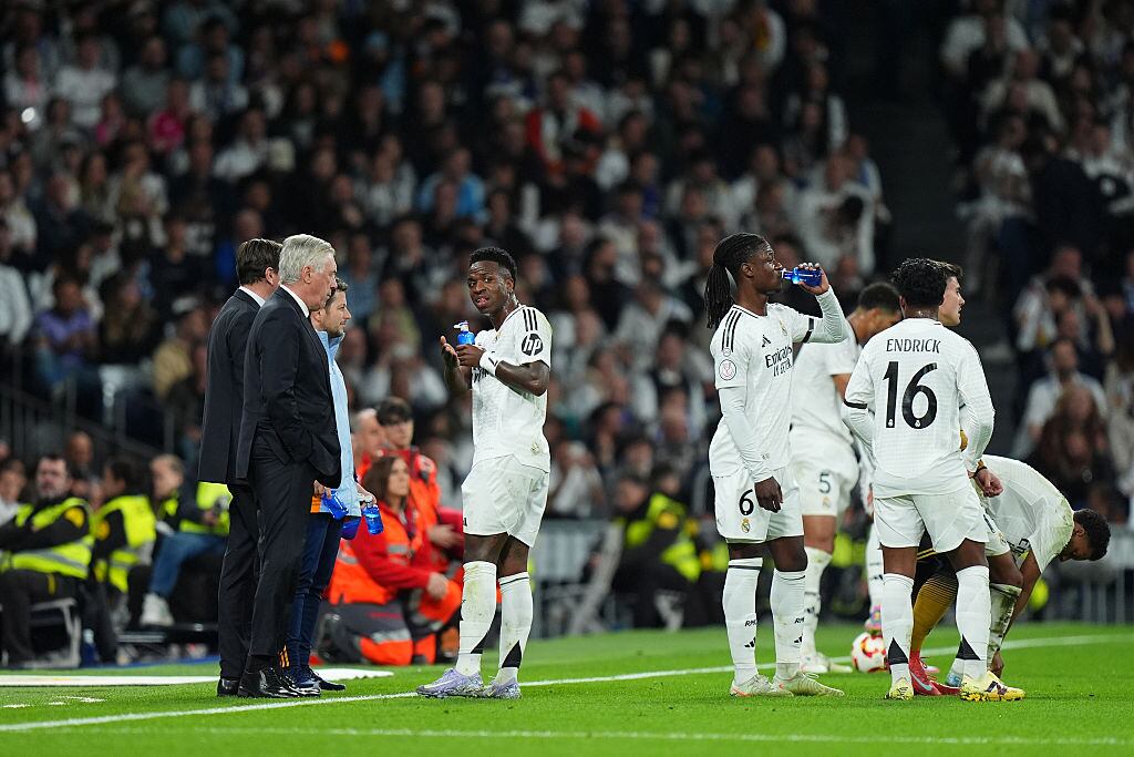 Vinicius charla con Carlo Ancelotti