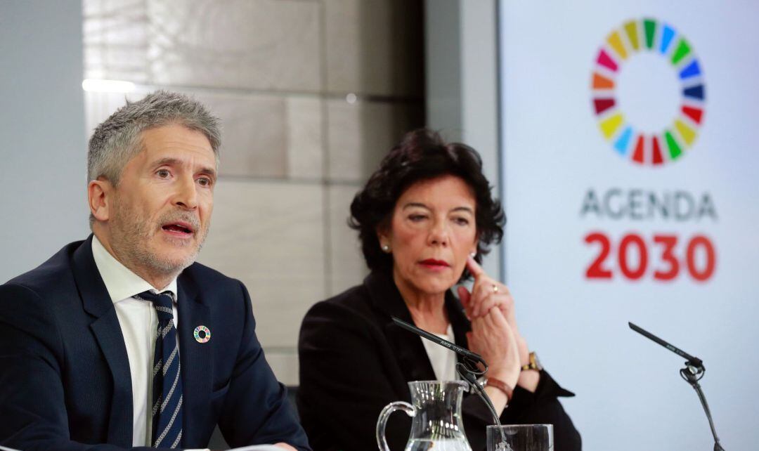 La portavoz del Gobierno, Isabel Celaá y el ministro del Interior, Fernando Grande-Marlaska, durante la rueda de prensa posterior a la reunión del Consejo de Ministros que ha tenido lugar en La Moncloa.