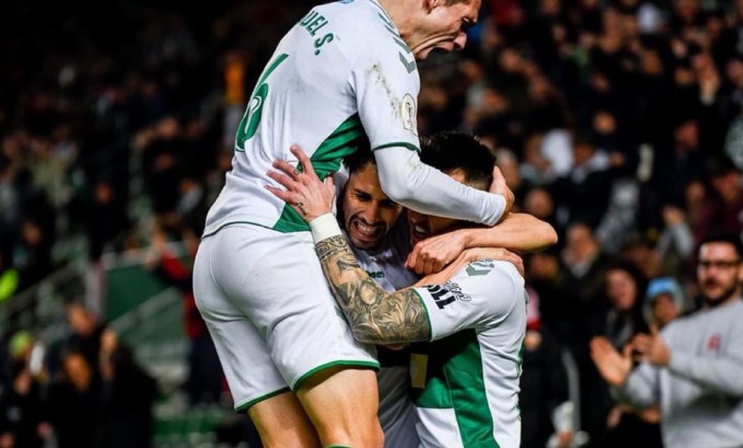 Los jugadores del Elche celebran un gol en el Martínez Valero