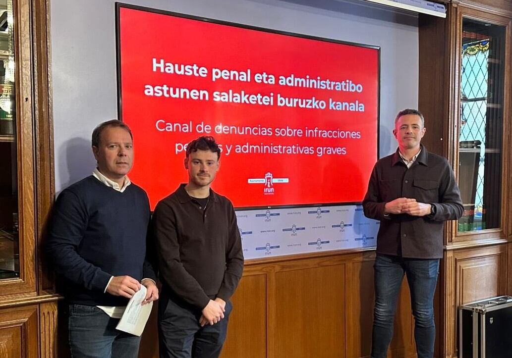 Xabier Zabaleta, director de Gobierno Abierto y Atención Ciudadana junto al delegado de Personas, Sergio Javier y Jon Ugarte, delegado de Participación Ciudadana. 