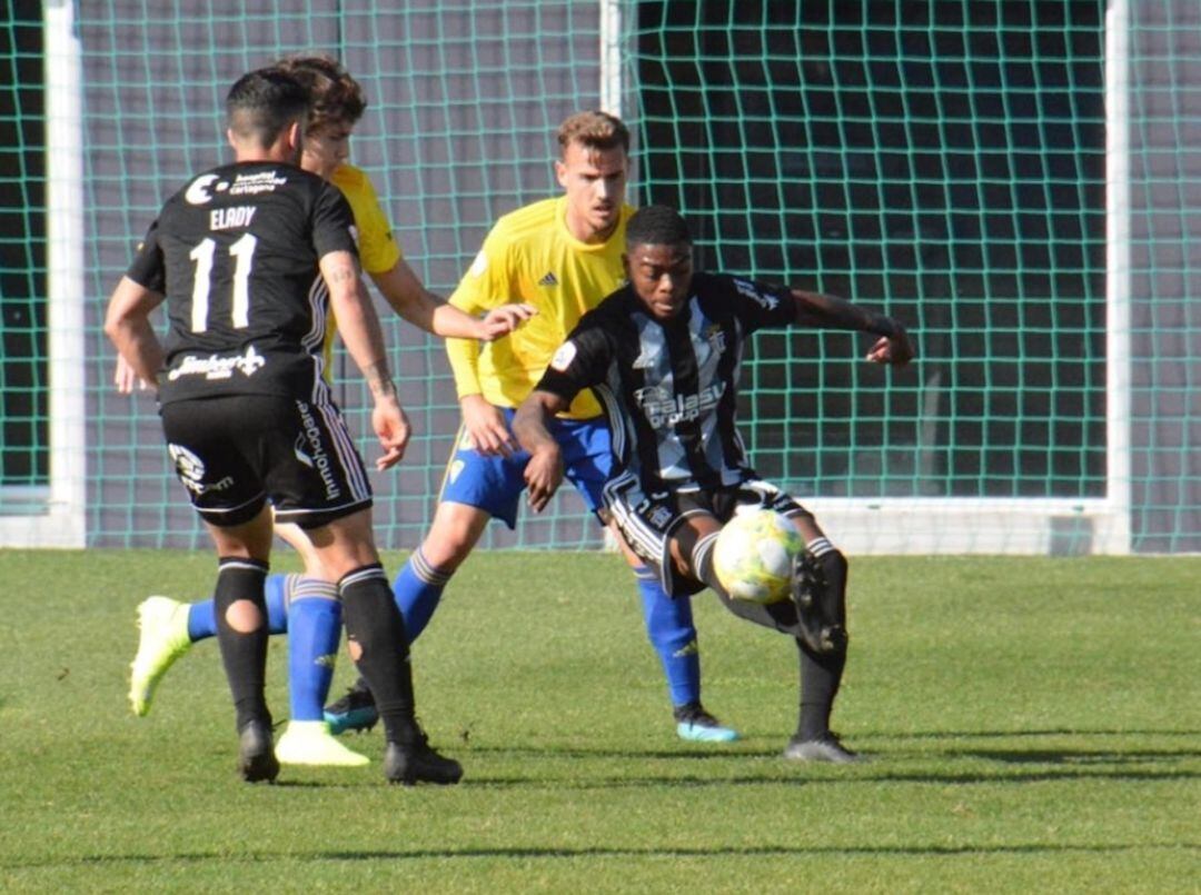 William controla el balón