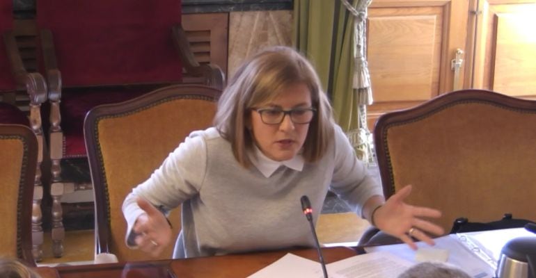 Isabel P&eacute;rez - Espinosa en su comparecencia ante la comisi&oacute;n de investigaci&oacute;n municipal sobre Aquagest en el Ayuntamiento de Oviedo.