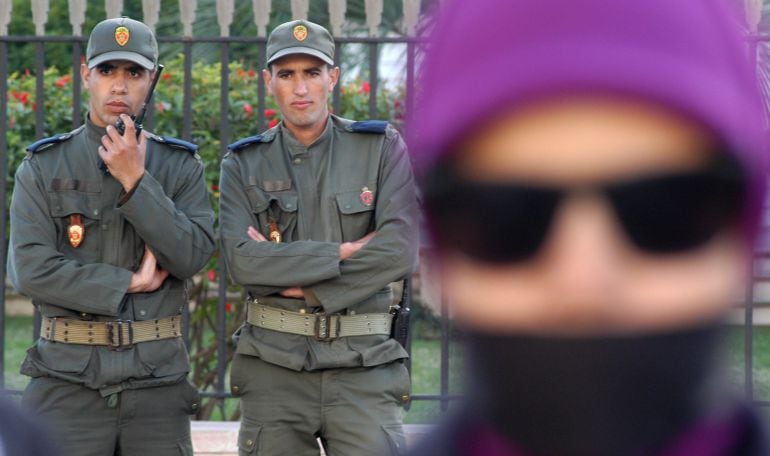 Unos policías vigilan una concentración a la que asisten varias decenas de mujeres, durante la celebración del Dia Internacional de la Mujer Trabajadora para reclamar sus derechos delante del Parlamento. 