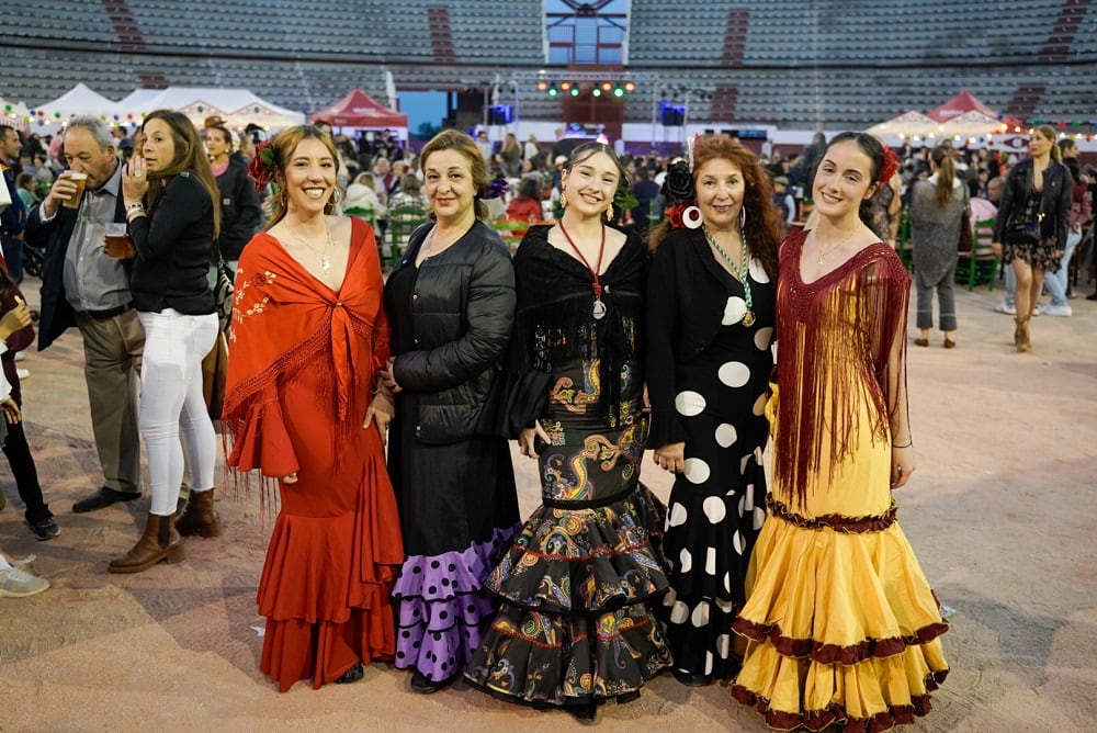 Vecinas de Colmenar Viejo posando con sus trajes flamencos en la Feria de Abril