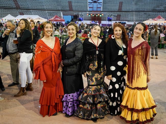 Vecinas de Colmenar Viejo posando con sus trajes flamencos en la Feria de Abril