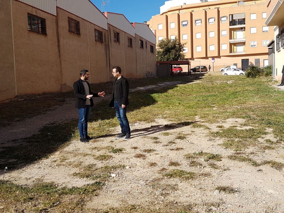 Visita a los solares del alcalde de l&#039;Alcora, Samuel Falomir, acompañado del concejal Robert Tena