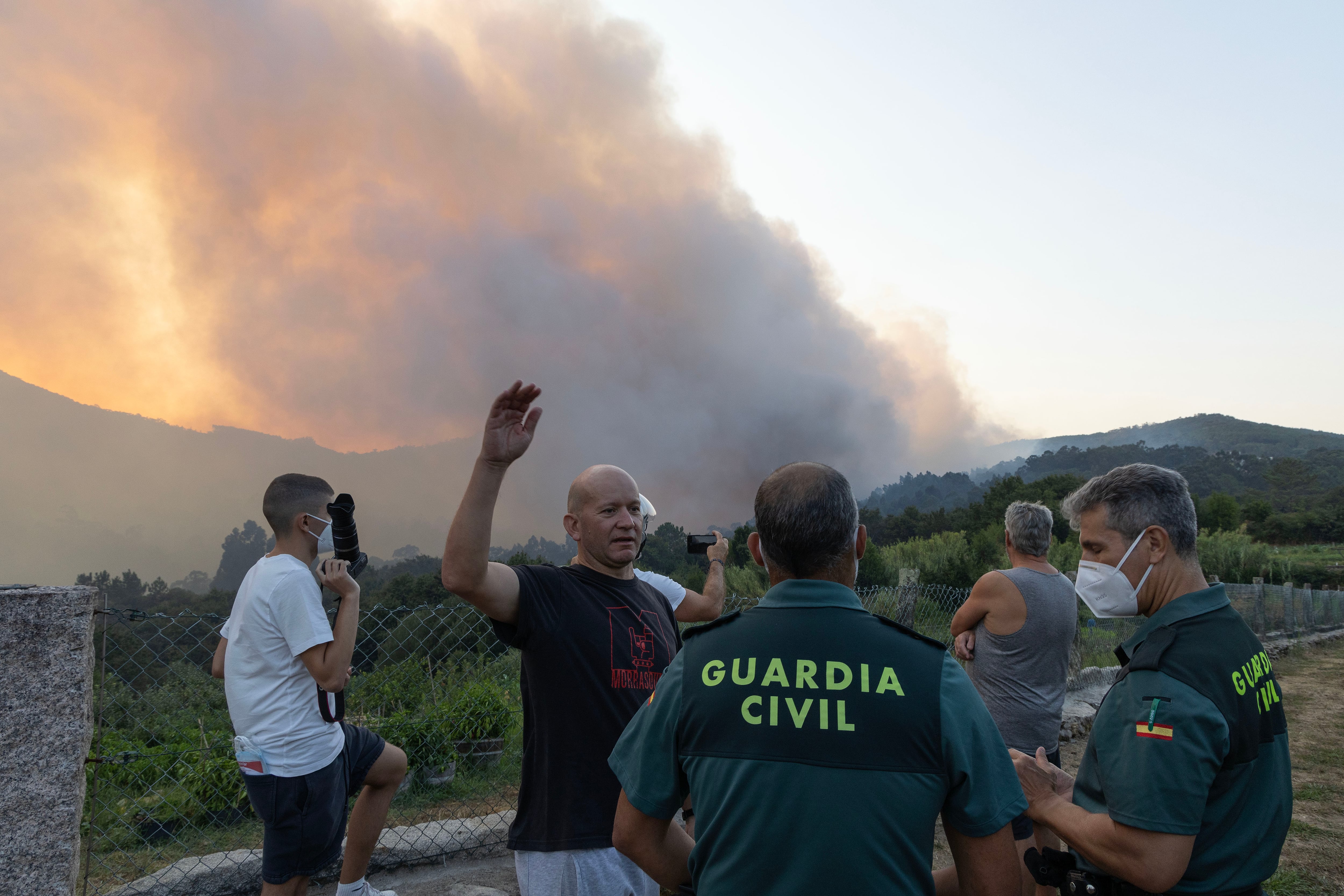 VIGO (PONTEVEDRA), 21/08/2025.- Incendio en Vilaboa, parroquia de Santa Cristina de Cobres, que se inició a primera hora de esta tarde y se decretó el nivel 2 por la cercanía del fuego al núcleo de Vilar. EFE/ Salvador Sas
