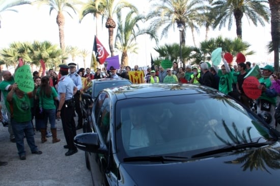 Els manifestants que han rebut al ministre Cristóbal Montoro i Alícia Sánchez-Camacho a Vilanova i la Geltrú, al voltant dels cotxes oficials