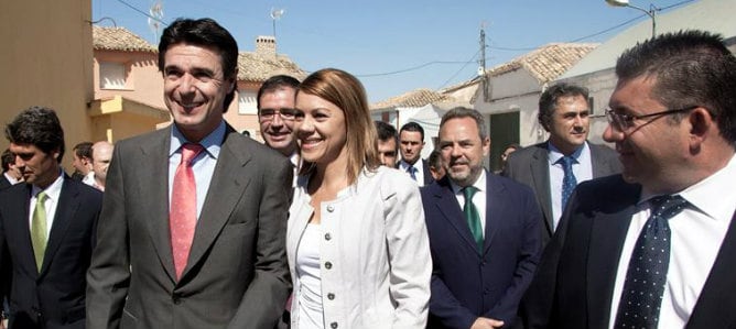 La presidenta de Castilla-La Mancha, María Dolores de Cospedal, junto al ministro de Industria, José Manuel Soria (i), y el alcalde de Villar de Cañas, José María Sáiz (d), en la localidad conquense de Villar de Cañas donde han aistido al acto de presenta