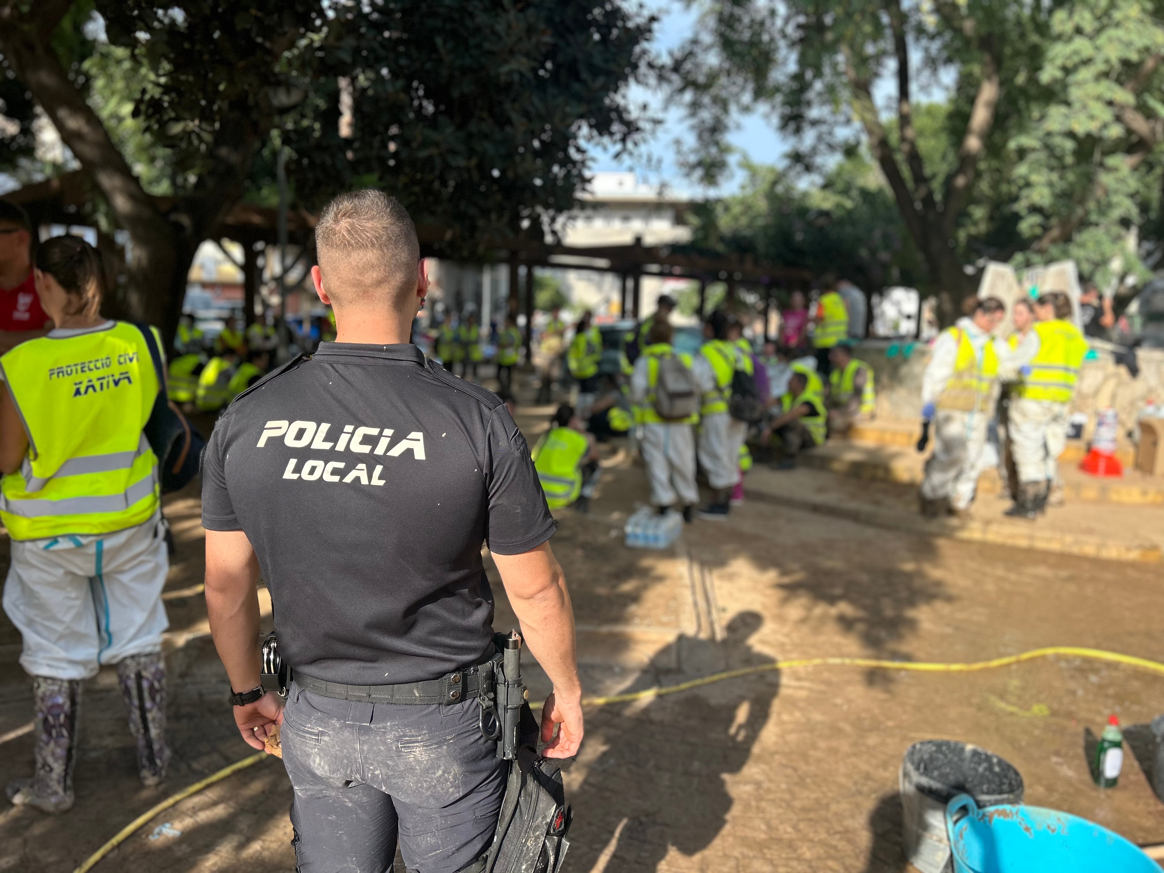 Jordi, policia local de Xàtiva, supervisa y coordina los trabajos de limpieza de las personas voluntarias de Xàtiva. Fuente: Radio Xàtiva Cadena SER