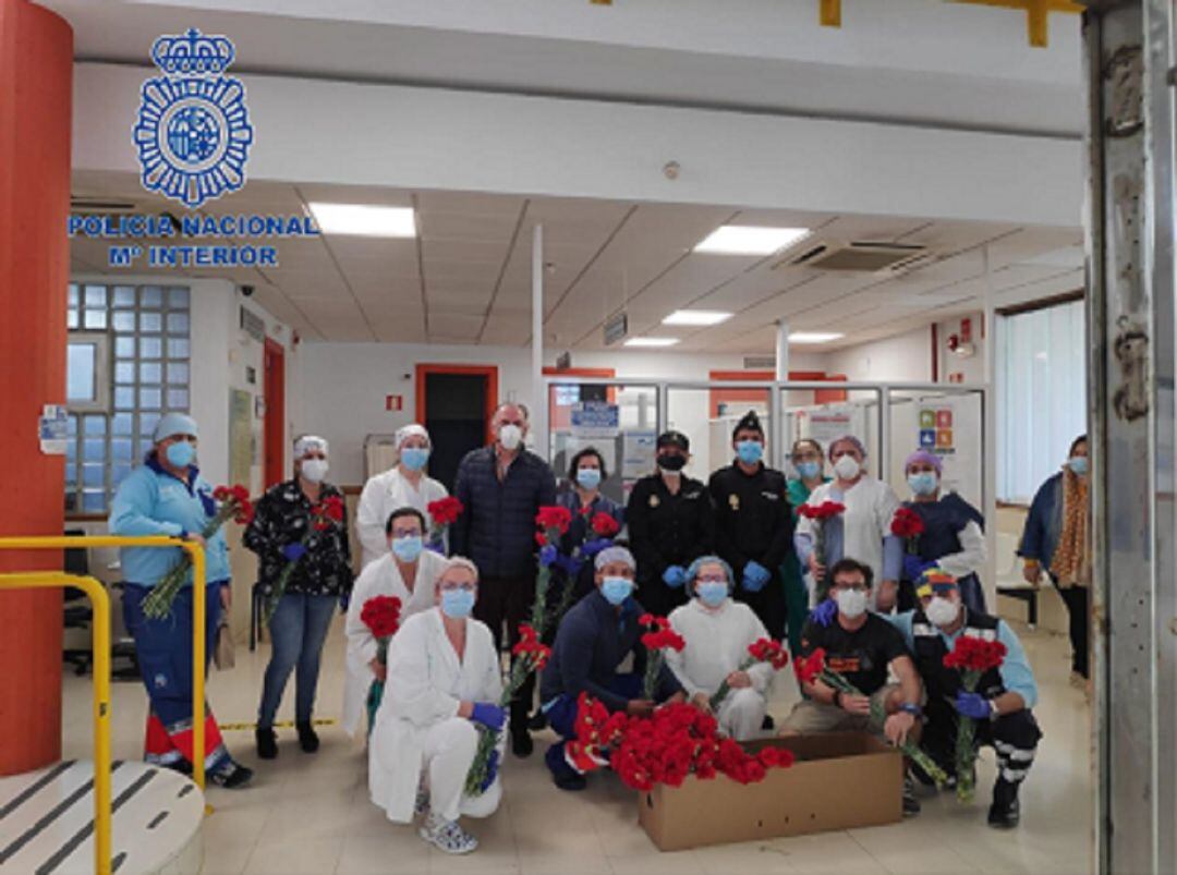 Agentes junto a profesionales del centro.