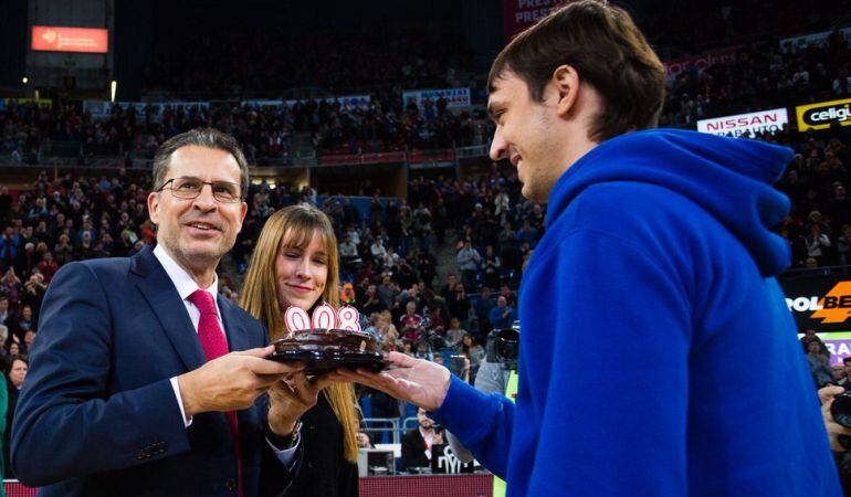 Pedro Martínez recibió un homenaje de sus hijos al cumplir 800 partidos como entrenador ACB.