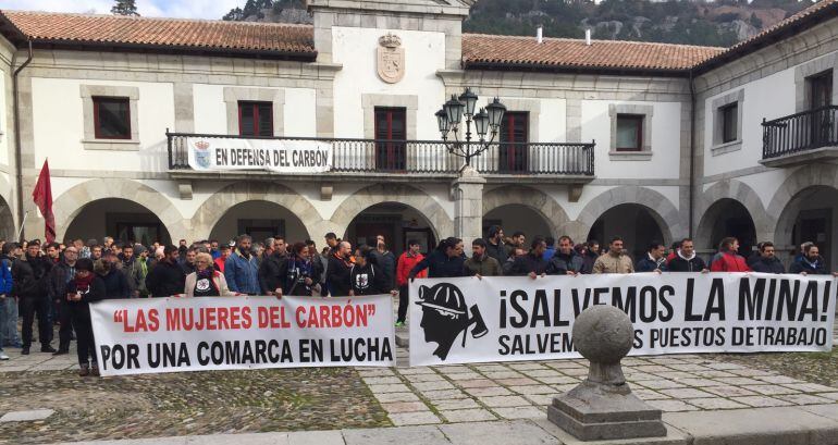 Un grupo de personas se manifiesta en defensa del carbón en la comarca leonesa de Gordón