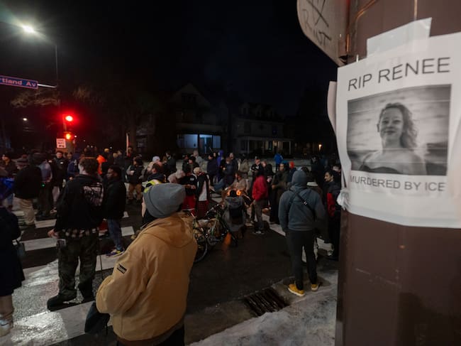 Personas participan en una vigilia en el lugar donde una mujer murió tras recibir disparos de agentes del Servicio de Inmigración y Control de Aduanas (ICE, en inglés) de Estados Unidos, este miércoles, en Minneapolis (Estados Unidos).