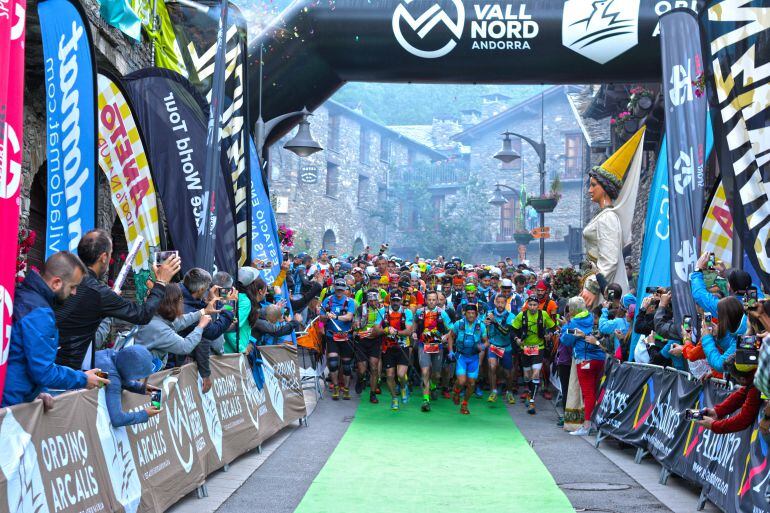 Sortida dels gairebé 400 participants de la Ronda dels Cims, entre els cuals, al capdavant, l'atleta de la FAM Lluís Sanvicente