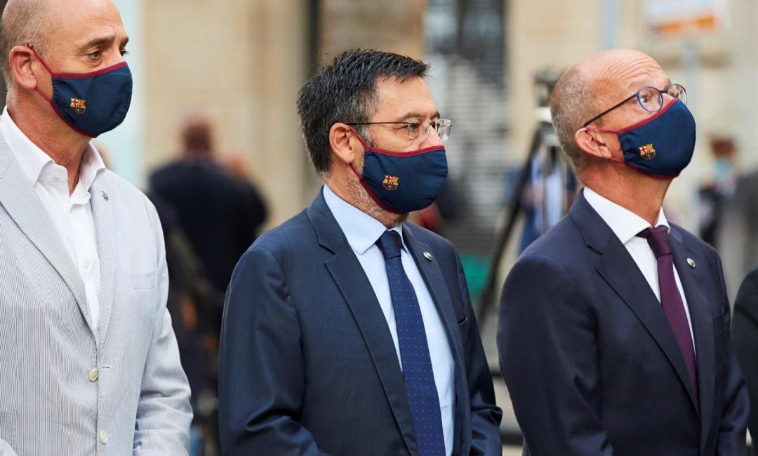 El presidente del FC Barcelona, Josep Maria Bartomeu (c), acompañado de los vicepresidentes Jordi Cardoner (d) y Jordi Moix (i), durante la ofrenda floral en el monumento de a Rafael Casanovas en día de la Diada de Cataluña  
 