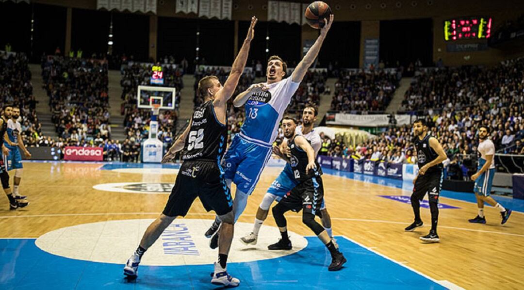 Andy Obst, en la acción que valió la canasta ganadora para el Obradoiro