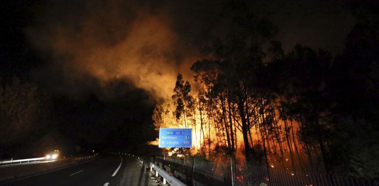 La autopista AP9, cortada a la altura de Calda de Reis como consecuencia del incendio que azota la zona.