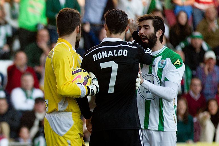 CORDOBA, SPAIN - JANUARY 24: Cristiano Ronaldo (2nd L) of Real Madrid CF reacts next to Jose Angel Crespo (R) of Cordoba CF beside his teammate, goalkeeper Juan Carlos Martin (L), shortly before being shown the red card by referee Hernandez Hernandez duri