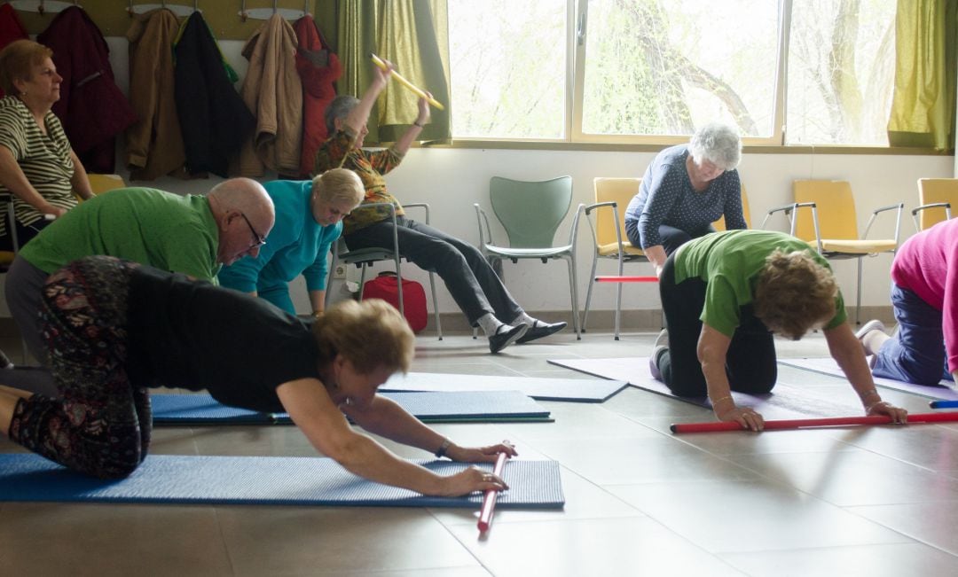 Personas mayores haciendo ejercicio. No hay edad para mantener en forma cuerpo y cerebro