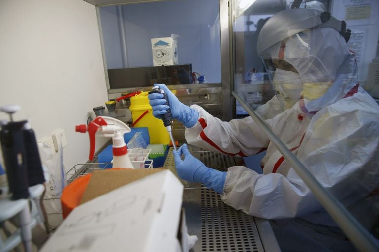 Una científica trabaja en un centro de investigación español dedicado al campo de la salud. 