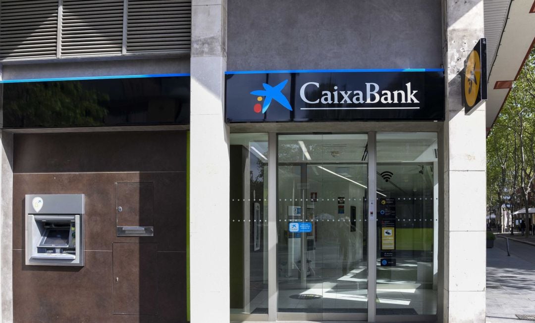 Cambio de la rotulación en una oficina de Bankia, ahora de CaixaBank. CAIXABANK
 