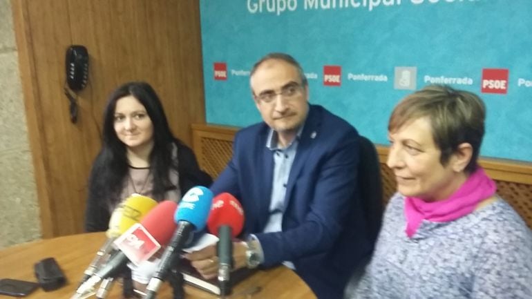 El portavoz socialista, Olegario Ramón junto a dos concejalas del PSOE