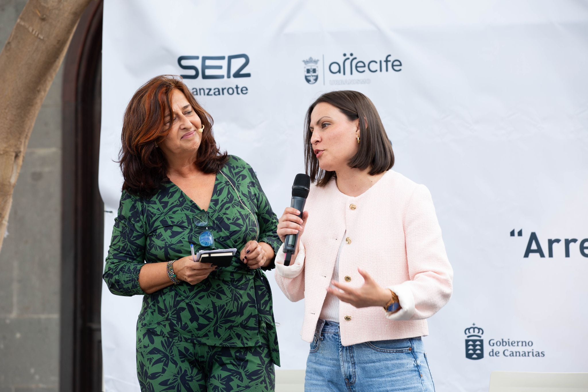 La consejera de Universidades, Ciencia e Innovación y Cultura del Gobierno de Canarias, Migdalia Machín, junto a la directora de Contenidos de la SER en Canarias, Marta Cantero.